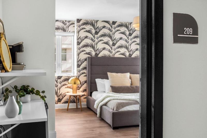 Luxuri Suites image