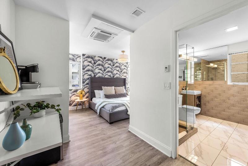 Luxuri Suites image