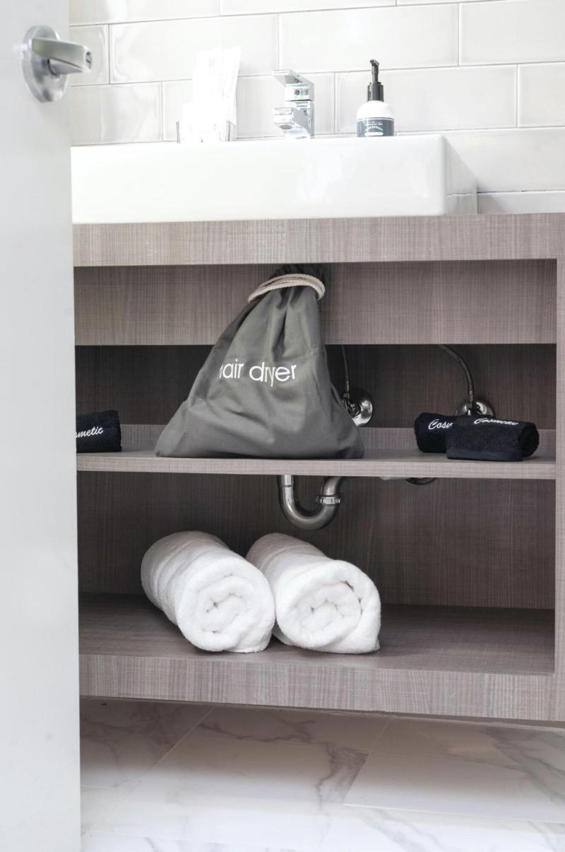 Luxuri Suites image