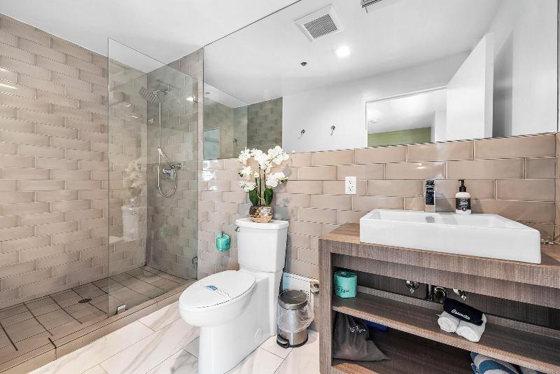 Luxuri Suites image