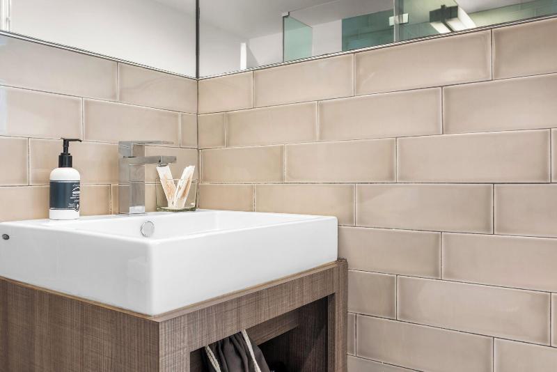 Luxuri Suites image