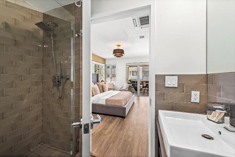 Luxuri Suites image