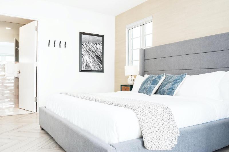 Luxuri Suites image