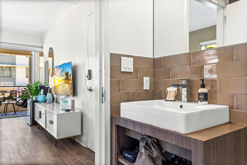 Luxuri Suites image