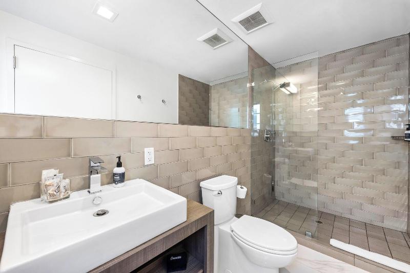 Luxuri Suites image