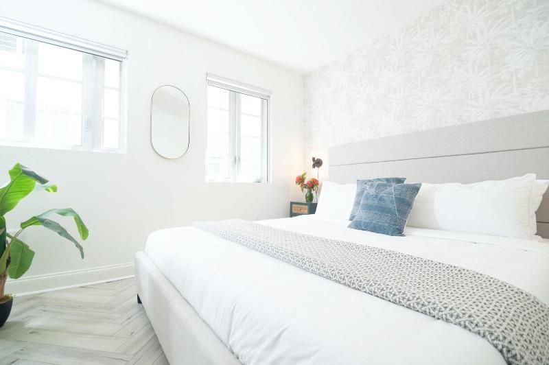 Luxuri Suites image