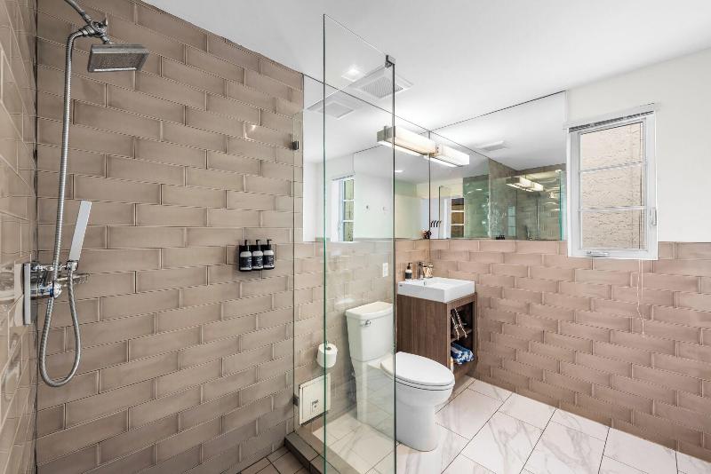Luxuri Suites image