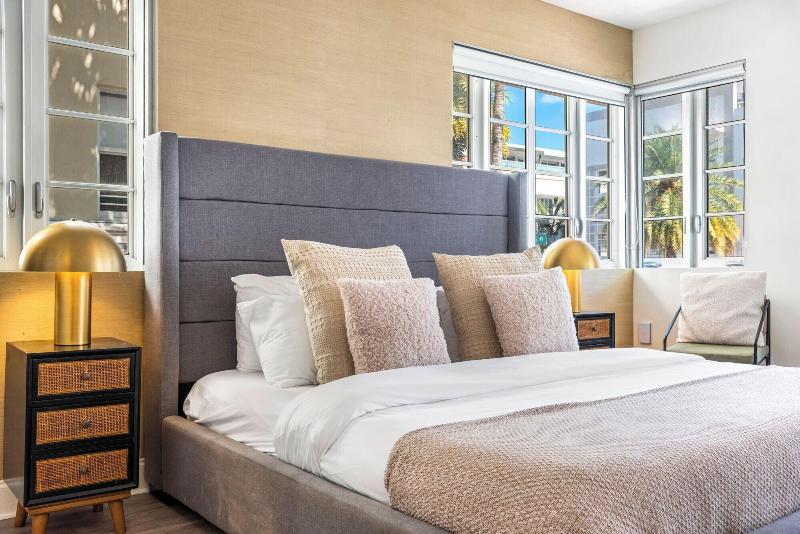 Luxuri Suites image