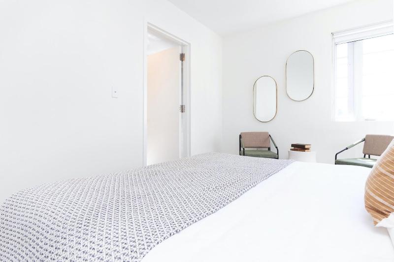 Luxuri Suites image