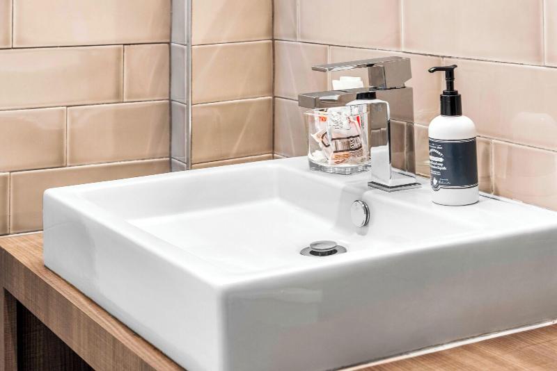 Luxuri Suites image
