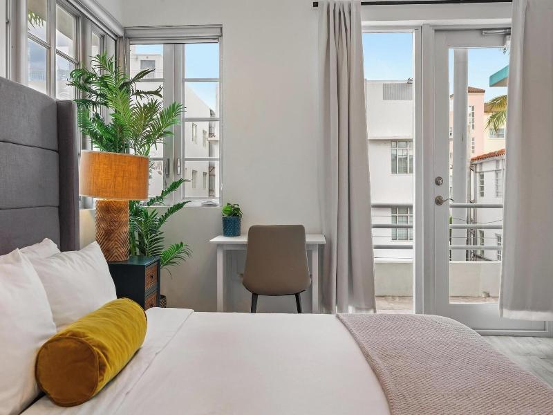 Luxuri Suites image