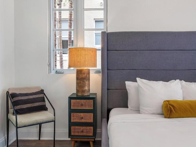 Luxuri Suites image