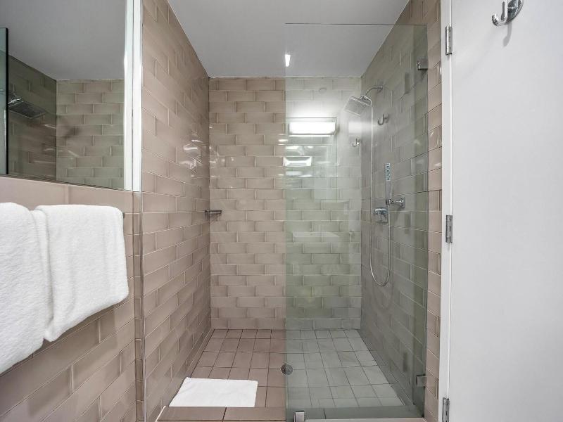 Luxuri Suites image