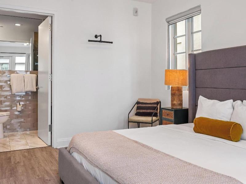 Luxuri Suites image