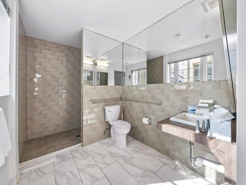 Luxuri Suites image