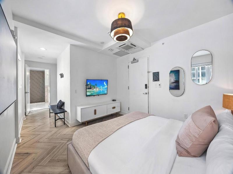 Luxuri Suites image