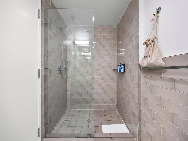 Luxuri Suites image