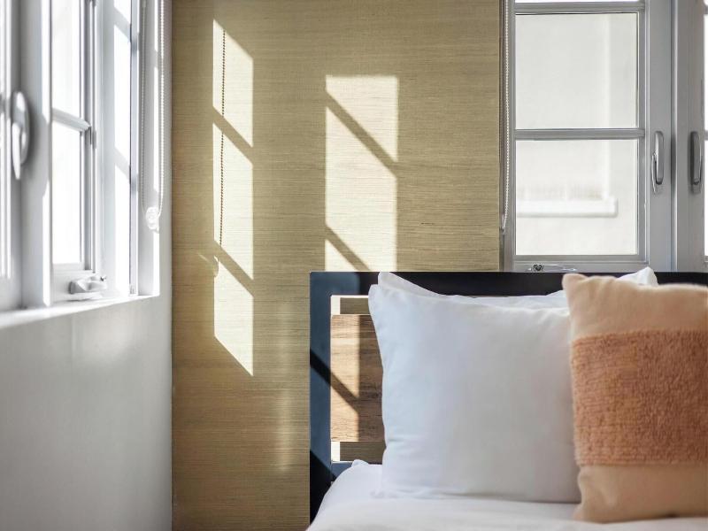 Luxuri Suites image