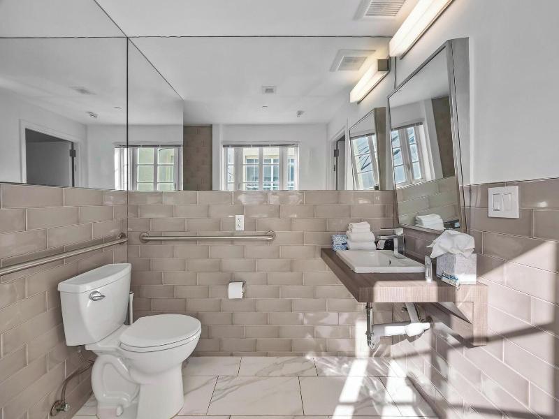 Luxuri Suites image