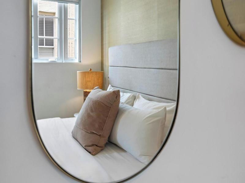 Luxuri Suites image