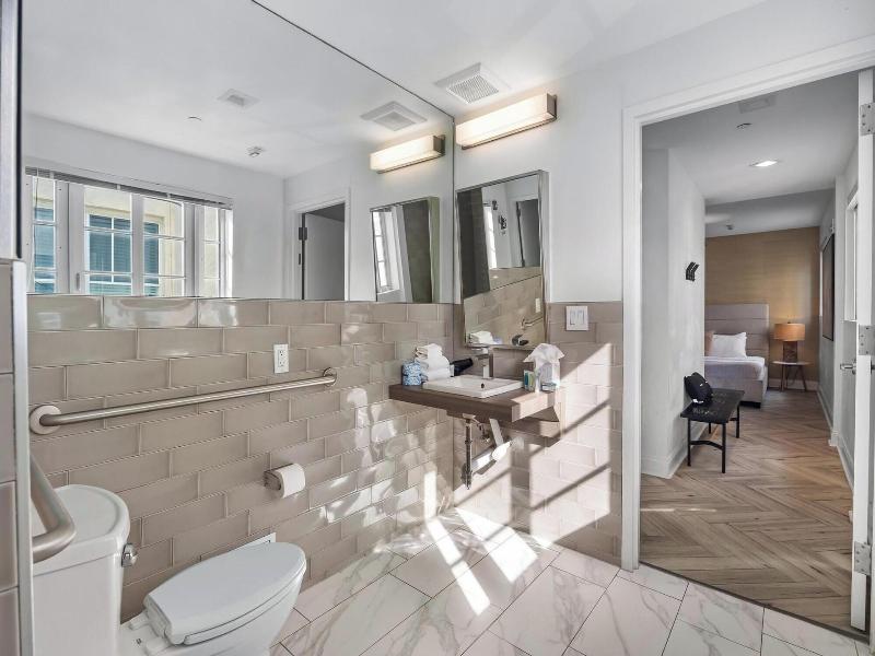 Luxuri Suites image
