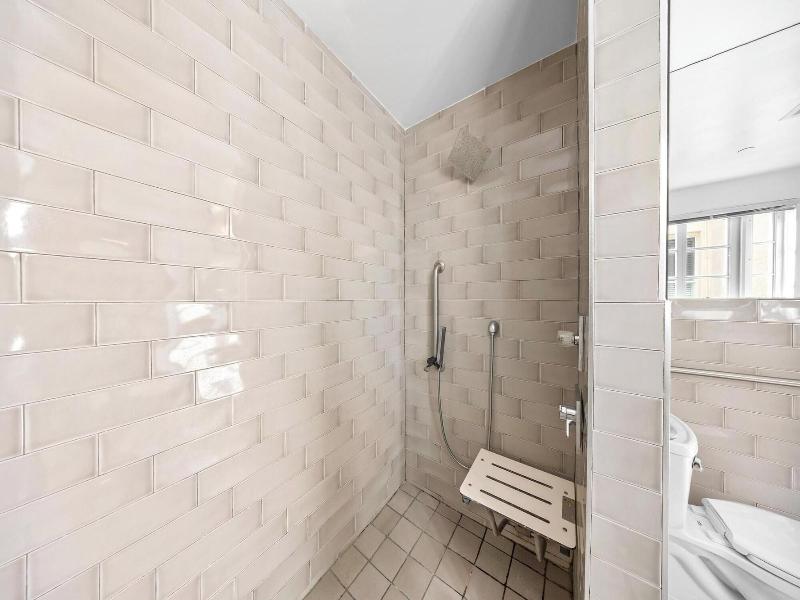Luxuri Suites image