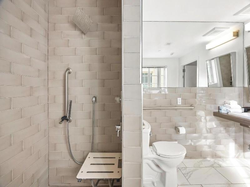 Luxuri Suites image