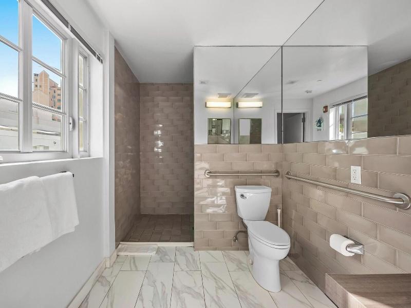 Luxuri Suites image