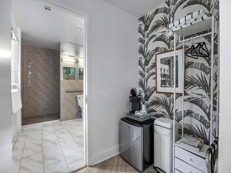 Luxuri Suites image
