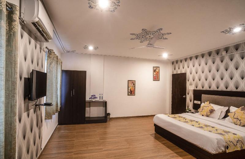Tripli Hotels Arunoday Palace image