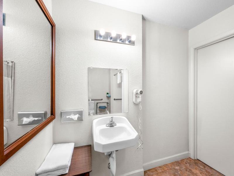 Quality Inn Suites image