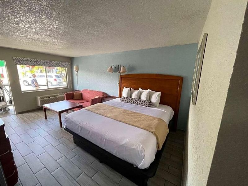 Royale Inn image