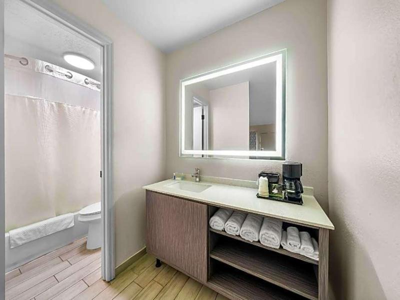 Royale Inn image