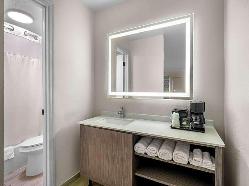 Royale Inn image