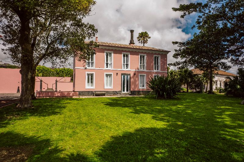 Solar Dos Cantos Botanic House And Garden image