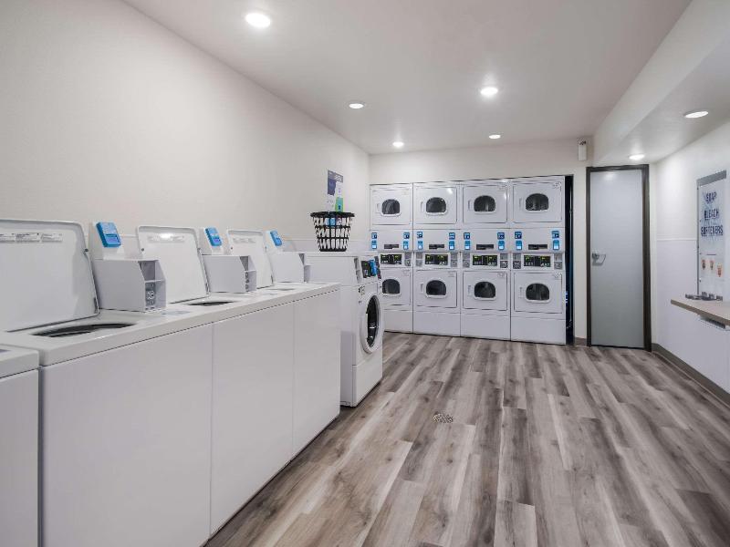 Woodspring Suites Portland Vancouver image