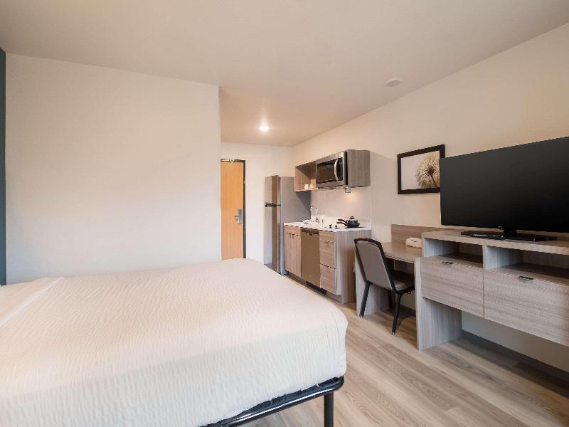 Woodspring Suites Portland Vancouver image