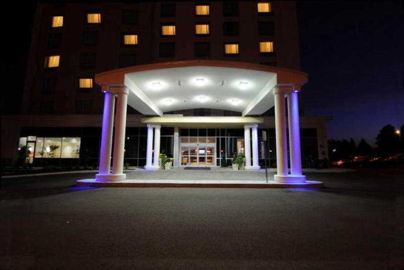 HOLIDAY INN EXPRESS AND SUITES MARKHAM