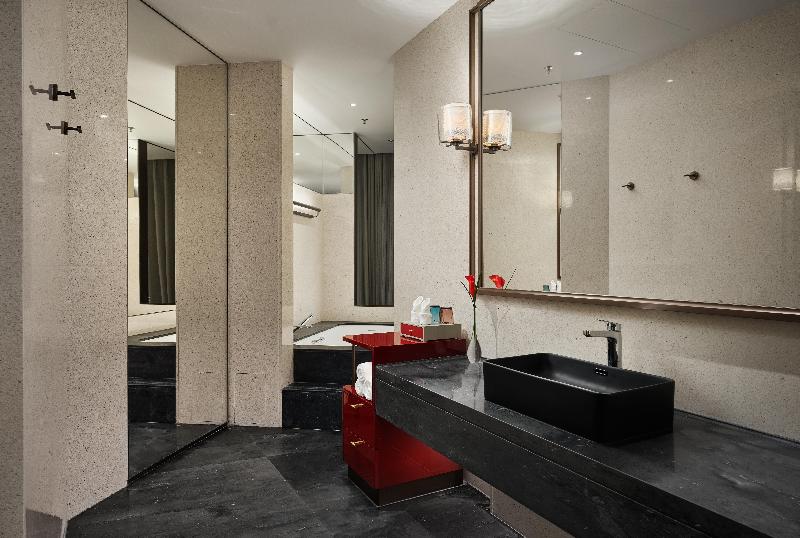 HUALUXE Shenzhen Bao'an