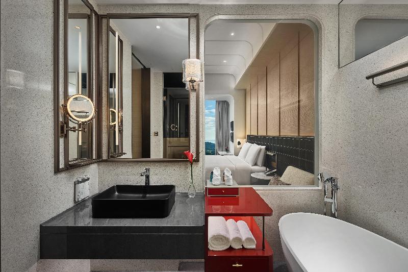 HUALUXE Shenzhen Bao'an