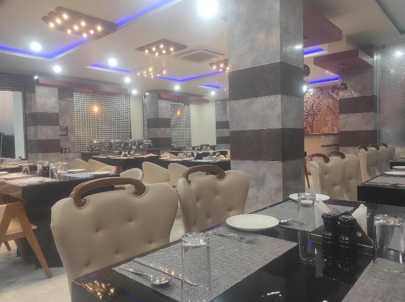 Lee Palace Hotel — restaurant