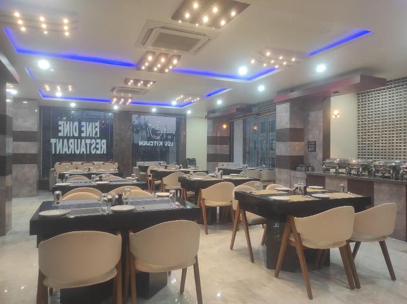Lee Palace Hotel — restaurant
