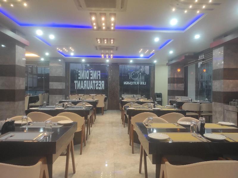 Lee Palace Hotel — restaurant
