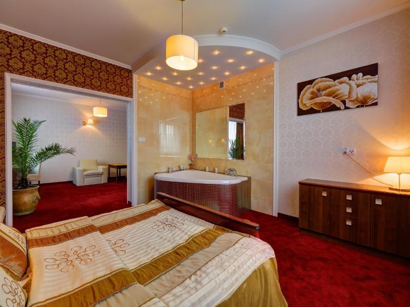 Hotel Chabrowy Dworek image