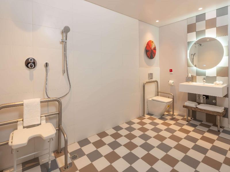 Hampton By Hilton Sandton Grayston image