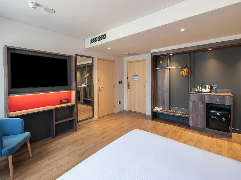 Hampton By Hilton Sandton Grayston image