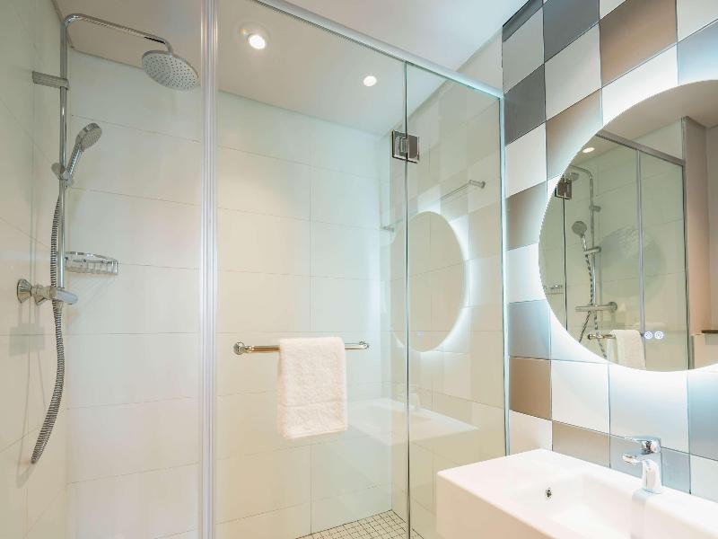 Hampton By Hilton Sandton Grayston image