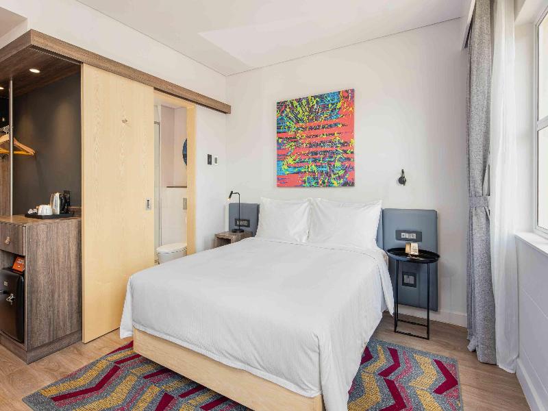 Hampton By Hilton Sandton Grayston image