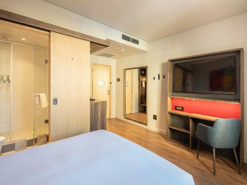 Hampton By Hilton Sandton Grayston image
