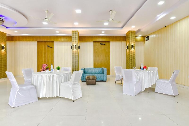 Fabhotel Pink Palace image